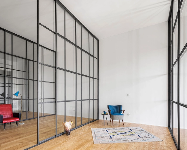 Casa com Paredes de Vidro / fala - Fotografia de Interiores, Renovação, Fachada, Cadeira, Banco