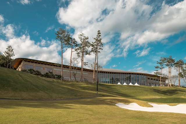 Club de campo Hillmaru / YKH Associates - Fotografía exterior, Hotelería Y Entretenimiento