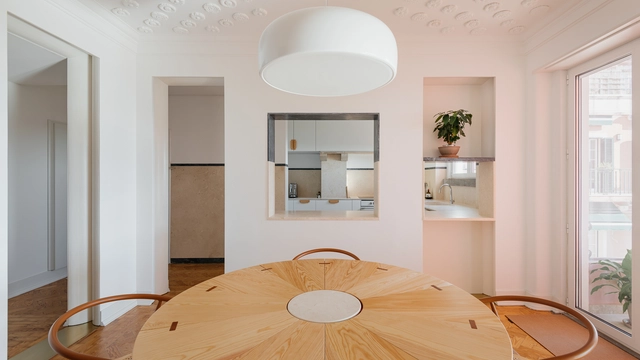 Apartamento na Bela Vista à Lapa / Aurora Arquitectos - Fotografia de Interiores, Interiores De Apartamentos, Dormitório, Porta, Iluminação, Mesa, Cadeira