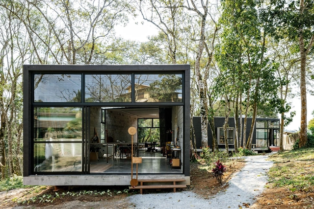 Casa Trem / ARKITITO Arquitetura - Fotografia de Exterior, Casas, Jardim, Fachada, Mesa, Floresta