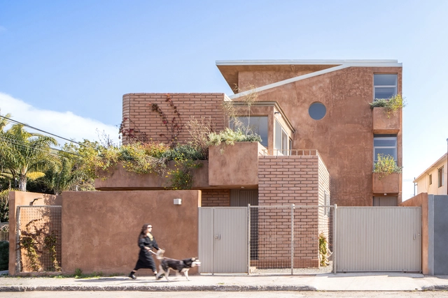 Casa Estudantes / BRUTAL - Fotografia de Exterior, Casas, Fachada, Porta