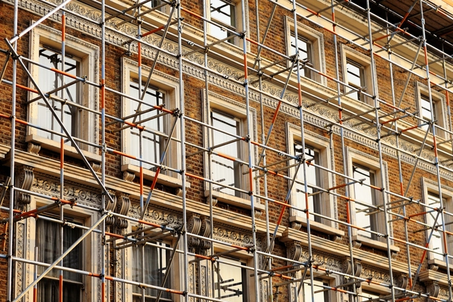 The Architectural Language of Scaffoldings in Cityscapes: Exploring the Impact of These Temporary Structures - Featured Image