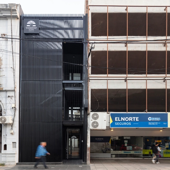 Edificio archivo para la caja de Previsión Social de los Agentes Civiles del Estado / ARRILLAGA PAROLA Arquitectos - Fotografía exterior, Edificio De Oficinas, Fachada
