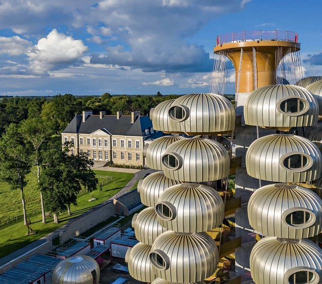 Château des Pères 酒店，金属巢穴是如何完成的？ - 主图