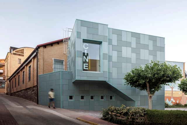 Teatro y Cine en Brea de Aragón / Radiz Arquitectura - Fotografía exterior, Cine, Fachada, Escaleras