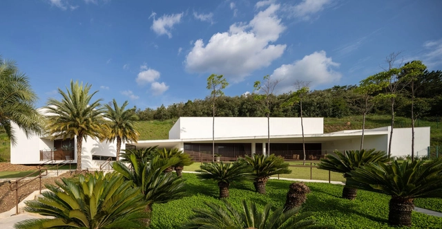 Sede Social do Alphaville Jundiaí  / DMDV arquitetos - Fotografia de Exterior, Hospitalidade E Entretenimento, Jardim, Fachada