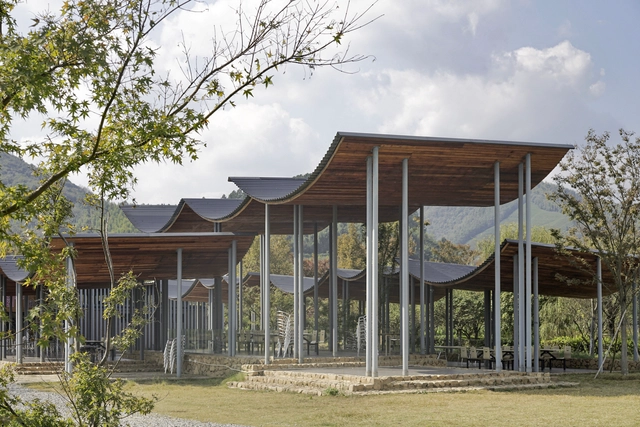 Pabellón de cubiertas Jingshan Flower Sea / Zhejiang A&F University Landscape Architecture Institute + Beeeed Atelier - Fotografía exterior, Paisaje Y Arquitectura, Jardín, Fachada