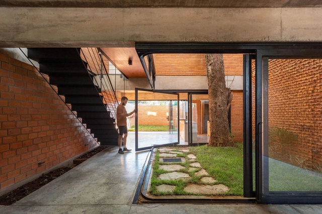 Casas Jardines / Marlene Ortiz - Florencia Fernández - Fernanda Garicoche - Fotografía interior, Casas, Patio interior, Fachada, Puerta, Fijación Vigas