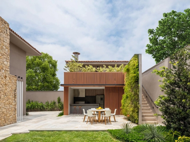 Casa FF / Mombá Arquitetura - Fotografia de Exterior, Renovação, Jardim, Fachada, Porta, Cadeira, Mesa
