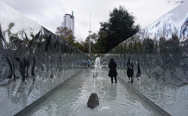 Pabellón La Fuente en Parque Balmaceda: Una experiencia pública dentro del agua - Imagen Principal