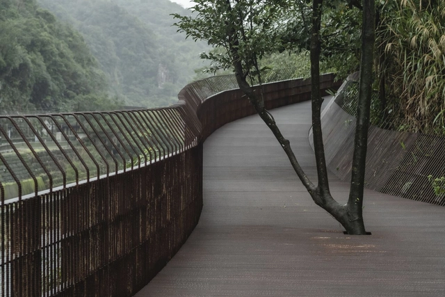 Rota de Caminhada Sendero The Dark Line / mICHELE & mIQUEL + dA VISION DESIGN - Fotografia de Exterior, Arquitetura Paisagística, Corrimão, Cerca, Arco, Floresta