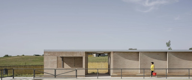 Edificio de vestuarios y servicios auxiliares / Liangliang Chen + Sergio Mota - Fotografía exterior, Interiores Deportivos, Fachada