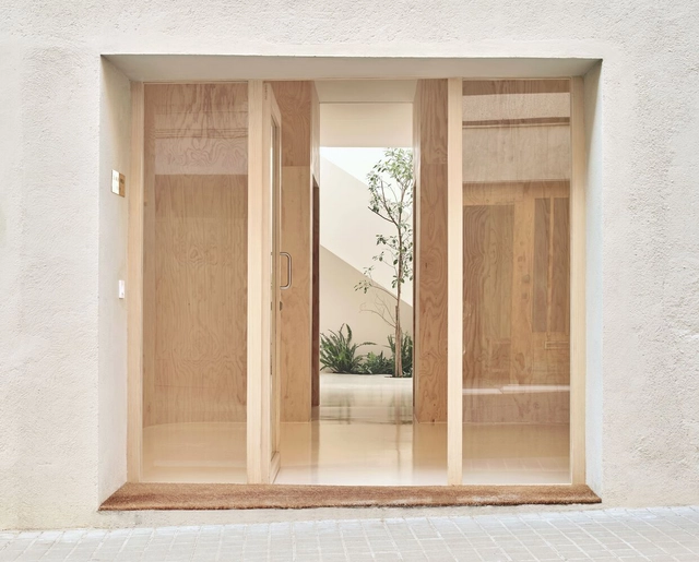Clínica Pediátrica / Pineda Monedero - Fotografia de Interiores, Em Detalhe, Fachada, Porta
