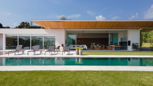 Casa MEG Baroneza / Gálvez & Márton Arquitetura - Fotografía exterior, Casas, Fachada, Puerta, Sillas
