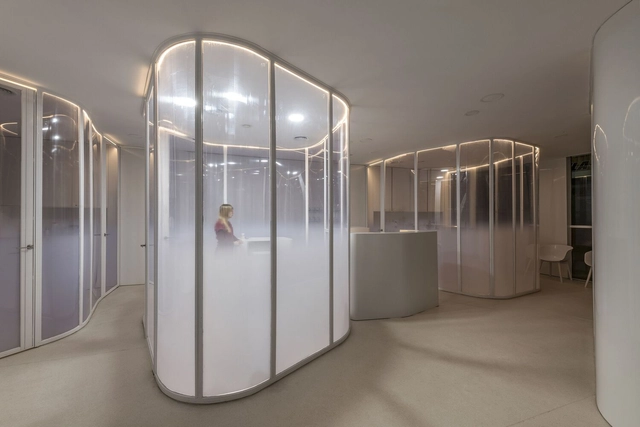 Centro veterinario Rosvet / VIDA Arquitectura - Fotografía interior, Veterinaria, Puerta, Fachada, Barandas, Duchas