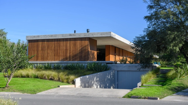 Casa El Bosque / Estudio Montevideo - Fotografía exterior, Casas, Jardín, Fachada, Puerta