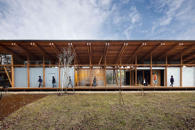 Centro de día "Long House con un Engawa" / Yamazaki Kentaro Design Workshop - Fotografía exterior, Centro De Salud, Fachada, Fijación Vigas