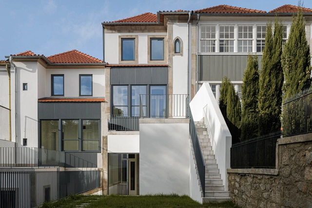 Edificio Marlim D. João IV  / Atelier d'Arquitectura Lopes da Costa - Fotografía exterior, Renovación, Fachada, Puerta, Escaleras