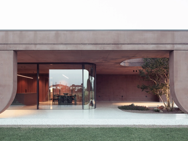 Casa con un gran pórtico / MIDE architetti  - Fotografía exterior, Casas, Fachada, Puerta