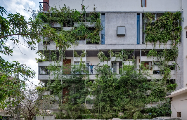 Breathing Enclosure   / A Threshold - Exterior Photography, Residential, Facade, Balcony