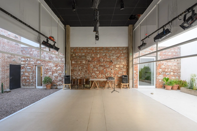 Casa Documenta / Estudio Palacios - Fotografía interior, Renovación, Fachada, Puerta, Fijación Vigas, Sillas