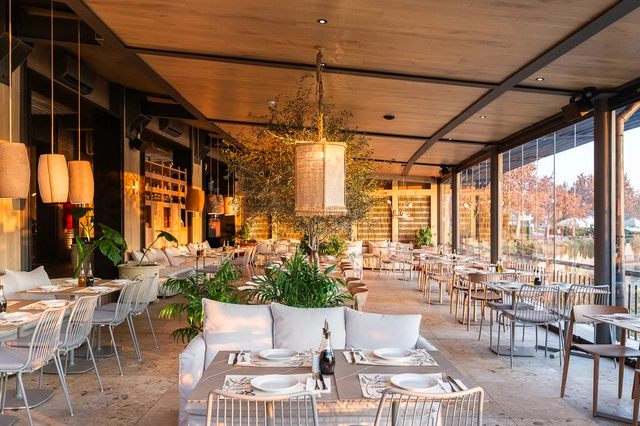 Restaurante Margo Piedra Roja / Lira y Tuckermann Arquitectos - Fotografía interior, Interiores De Restaurantes Y Bares, Patio, Fijación Vigas, Mesas, Sillas, Iluminación