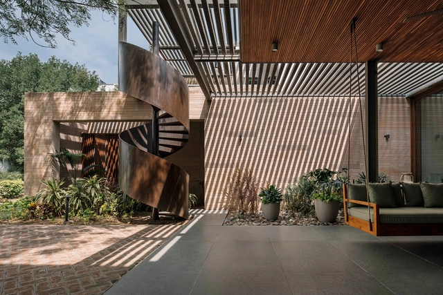 Casa Abhikram / Khosla Associates - Fotografia de Interiores, Casas, Fachada, Viga, Corrimão, Banco