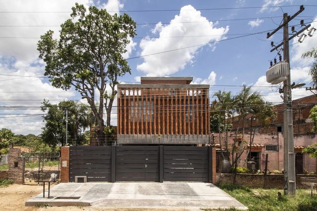 Triplex Yvapovõ / Biocons Arquitectos - Fotografía exterior, Casas, Fachada, Escaleras, Puerta