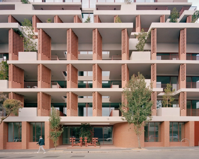 Edifício comercial da rua Bruce / Carr - Fotografia de Interiores, Edifícios, Fachada, Balcão