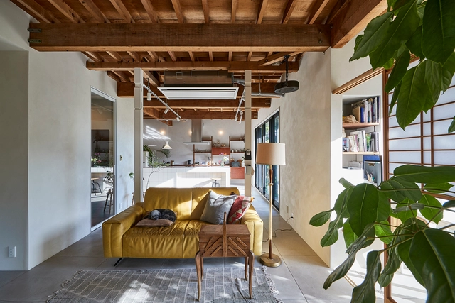 Casa Kamakura / ROOVICE - Fotografia de Interiores, Renovação, Viga, Fachada, Mesa, Cadeira