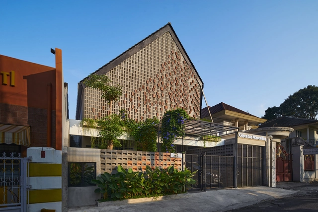 Casa e Pousada Griya Kos Nawastika / Saturasi Architects - Fotografia de Exterior, Casas, Aido, Fachada, Porta