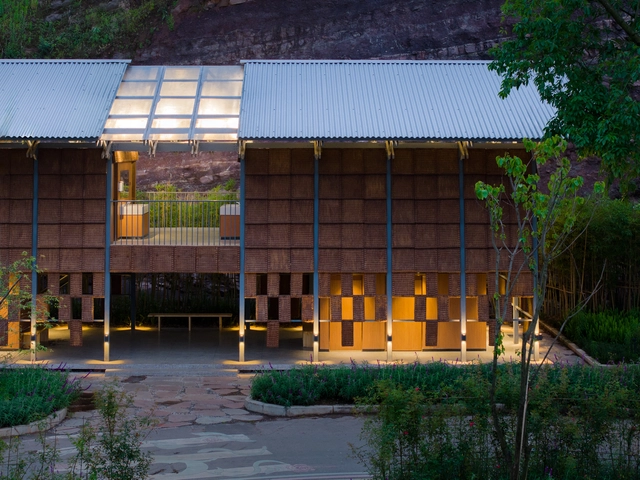 面朝花海的棕厕 / 在行建筑 - 建筑图, 其他建筑, 花园, 表皮, 门