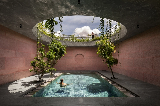 How to Build a Backyard Pool? Types and Features - Featured Image