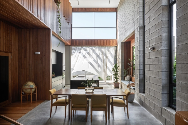 Residência Tin Lizzie/ Shane Denman Architects - Fotografia de Interiores, Casas, Cozinha, Fachada, Viga, Porta, Mesa, Cadeira