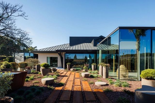 Casa Lavra / Ricardo Azevedo Arquitecto - Fotografía exterior, Ampliación, Jardín, Fachada, Puerta, Sillas