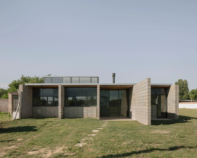 Casa para Juan e Laura / Atelier Atlantico - Fotografia de Exterior, Casas, Porta, Fachada