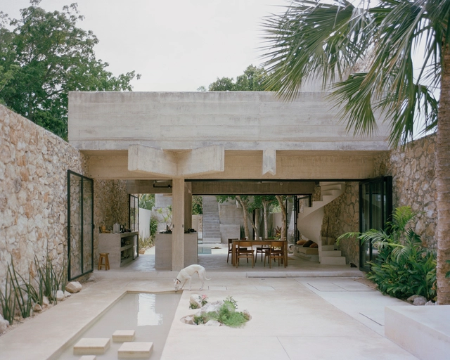 Casa en los Cocos / Ludwig Godefroy Architecture - Fotografía exterior, Casas, Jardín, Fachada, Puerta, Mesas, Sillas