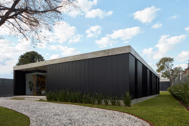 Casa Luz / iHouse estudio - Fotografia de Exterior, Casas, Jardim, Fachada, Porta