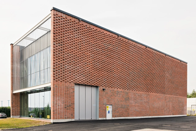 Edificio de bombas de calor Vuosaari / Virkkunen & Co Architects - Fotografía exterior, Planta De Energía, Fachada, Puerta