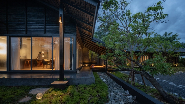Casa Baan Dam / Housescape Design Lab - Fotografia de Exterior, Casas, Jardim, Fachada