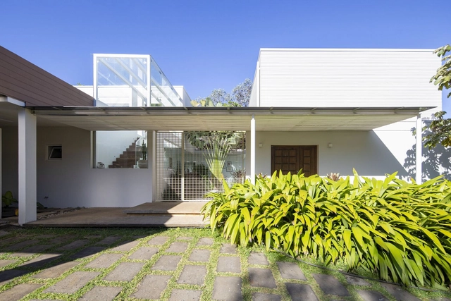 Casa Patio / VOID - Fotografía exterior, Casas, Jardín, Fachada, Puerta
