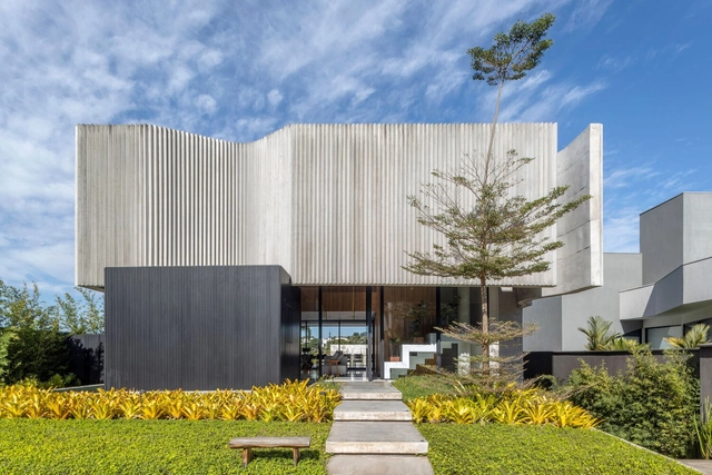 Casa Plissada / Leo Romano - Fotografia de Exterior, Casas, Jardim, Fachada, Iluminação