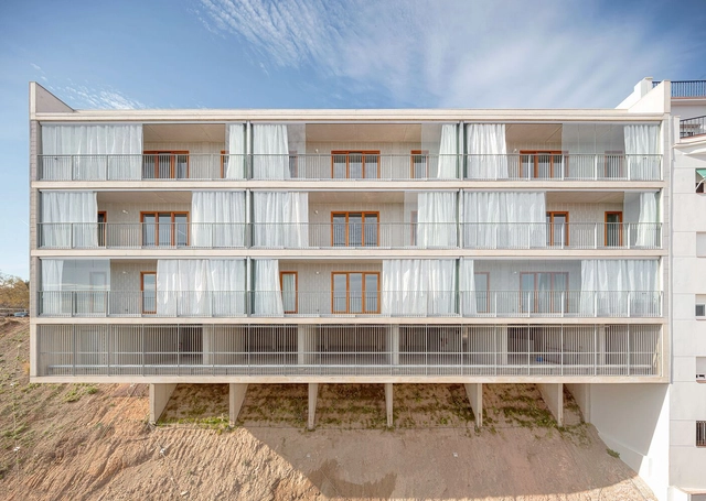 39 viviendas sociales en Turó del Sastre. Montgat / DATAAE + Xavier Vendrell Studio - Fotografía exterior, Apartamentos, Fachada, Barandas, Balcón