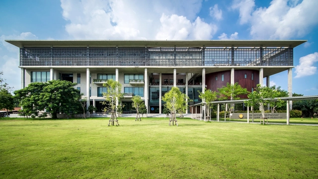 Facultad de Ciencias del Aprendizaje y Educación, Universidad de Thammasat / Arsomsilp Community and Environmental Architect Co., Ltd. - Fotografía exterior, Universidad, Jardín, Fachada
