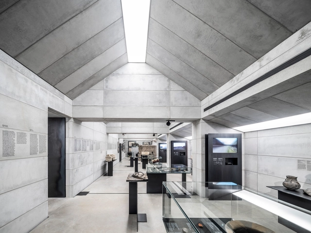 Sala de exposiciones en el ático del Museo Archidiocesano de Olomouc / Šépka architekti - Fotografía interior, Interiores De Museos Y Exposiciones, Cocina, Fachada, Puerta, Fijación Vigas, Encimera