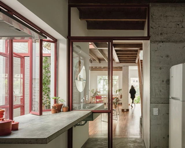Casa Saracura | Renovación Sobrado en Bexiga / entre escalas - Fotografía interior, Casas, Puerta, Fachada, Fijación Vigas, Encimera, Mesas