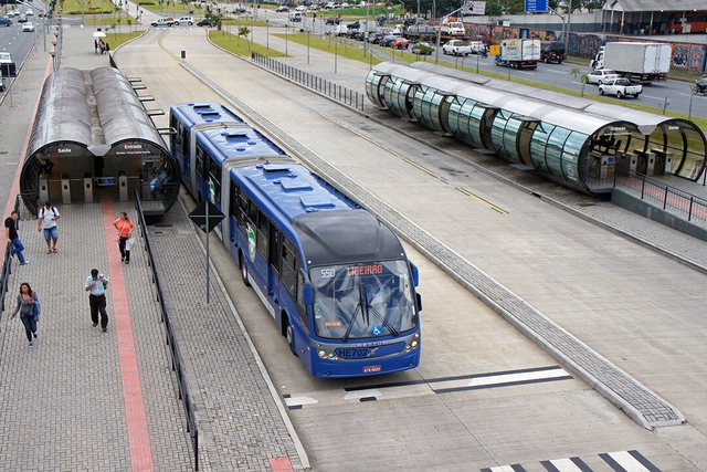 Carro ou ônibus: quem é mais eficiente no transporte de passageiros? - Imagem de Destaque