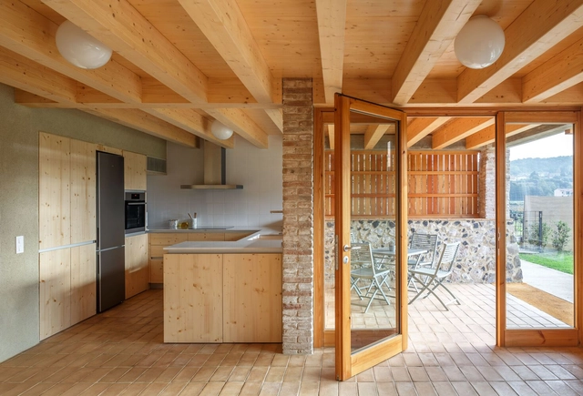 La cabanya del Perer / Arnau Vergés Tejero - Fotografía interior, Casas, Cocina, Fijación Vigas, Puerta, Fachada, Encimera, Sillas, Mesas