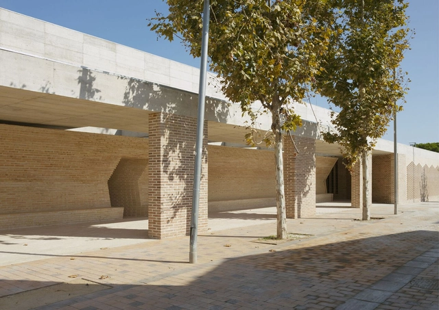 Centro de salud Cap Cotet / BAAS - Fotografía exterior, Centro De Salud, Fachada, Pilares