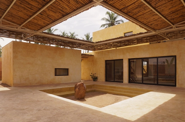 Casa Mondoukou / Aznar + Tailly - Fotografía interior, Residencial, Fijación Vigas, Fachada, Puerta